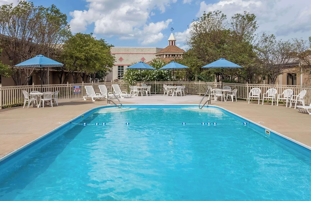 Ramada By Wyndham Hammond Hotel & Conference Center-1