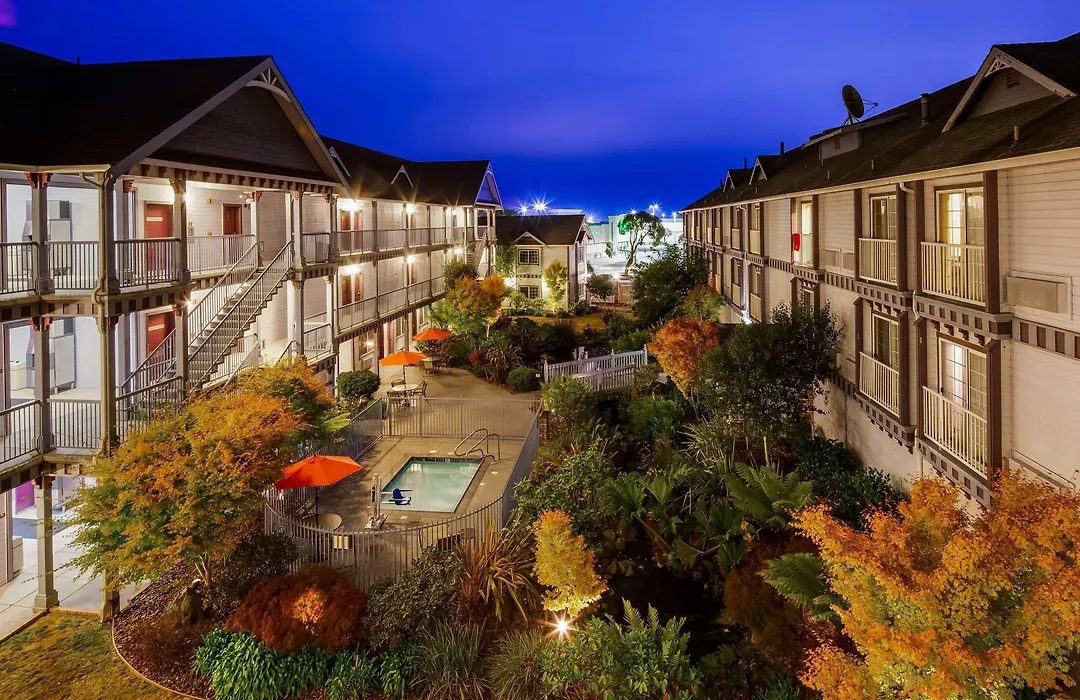 Best Western Plus Bayshore Inn-1