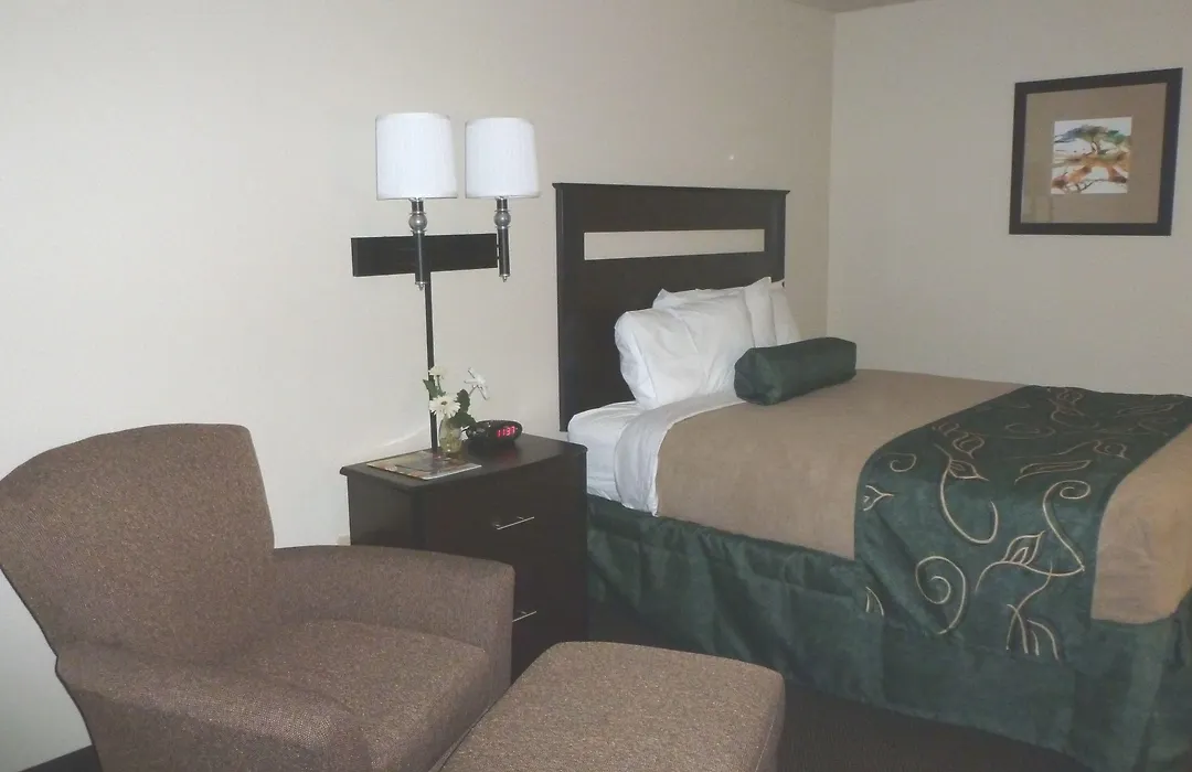 Travelodge By Wyndham Jefferson City-1