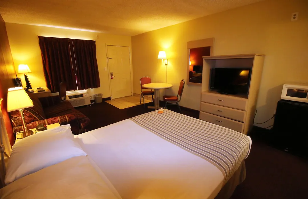 Econo Lodge Inn & Suites Maingate Central-1
