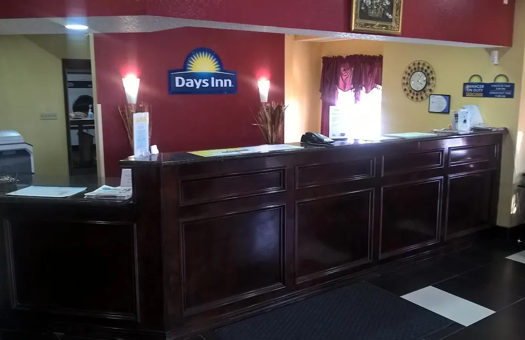 Days Inn & Suites By Wyndham Hutchinson-1