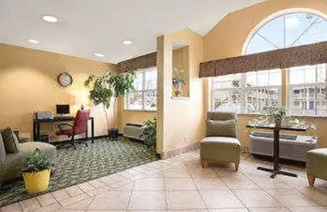 Days Inn & Suites By Wyndham Lafayette In-1