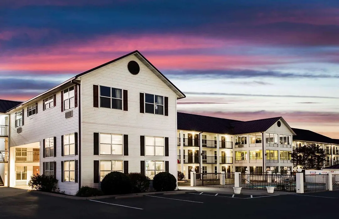 Super 8 By Wyndham Sevierville Riverside-1