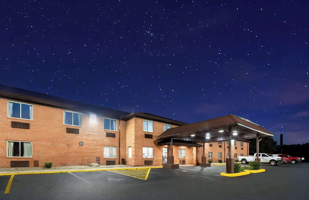 Super 8 By Wyndham Fairmont-1