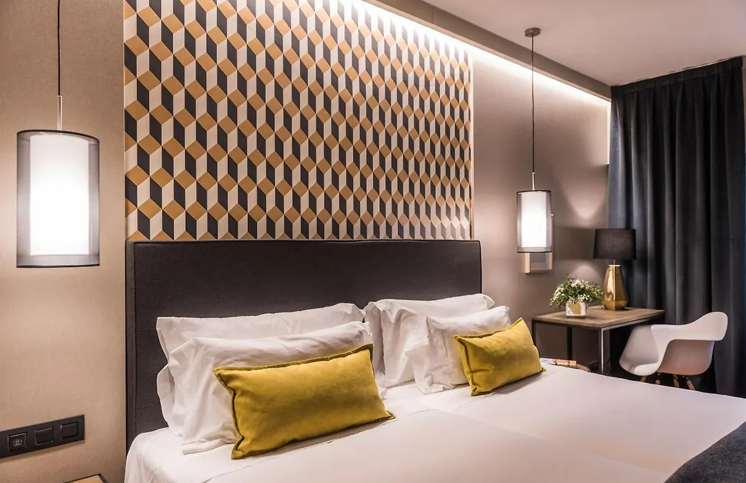 Up Rooms Vic Hotel-1