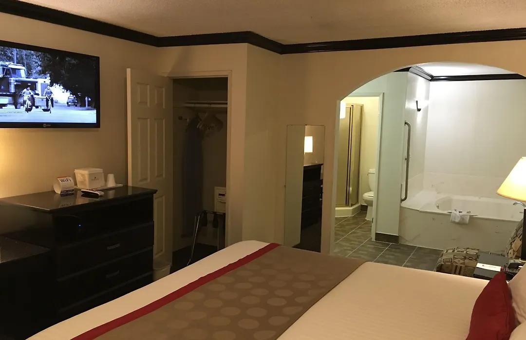 Ramada By Wyndham Ontario Airport & Convention Center-1