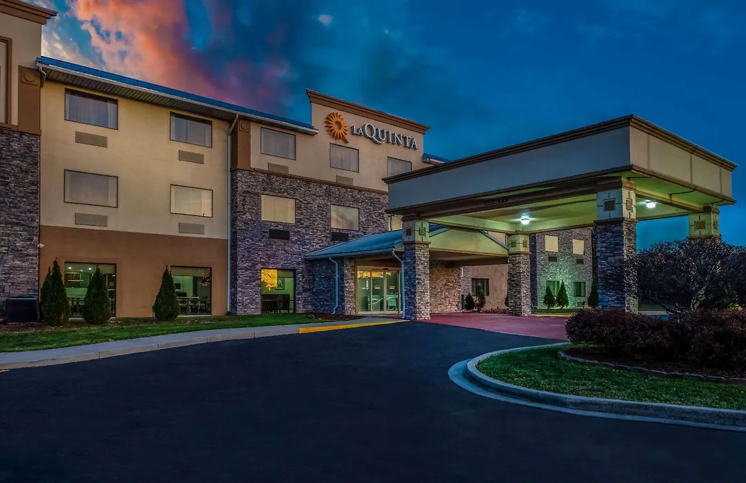 La Quinta Inn & Suites By Wyndham Fairborn Wright-Patterson-1