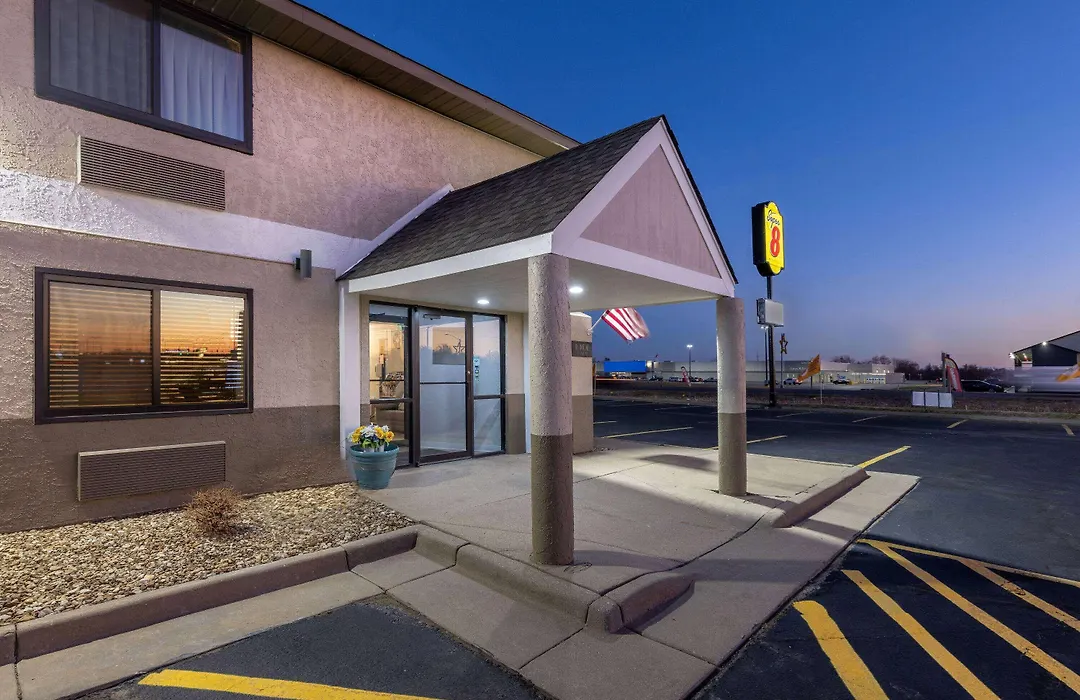 Super 8 By Wyndham Pratt-1
