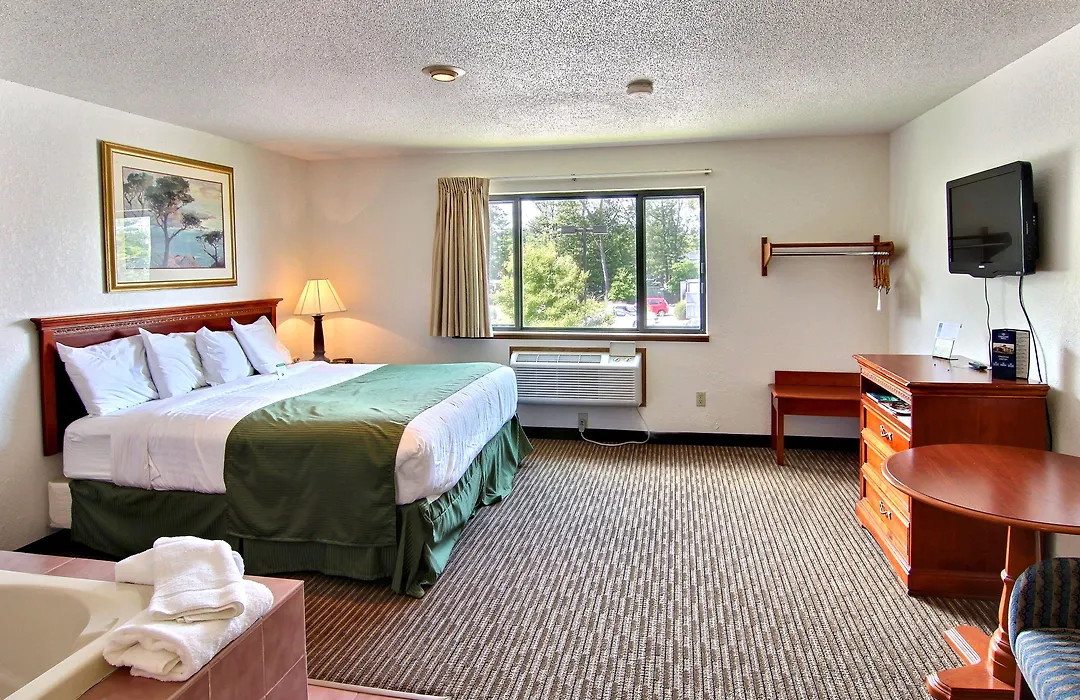 Days Inn & Suites By Wyndham Traverse City-1