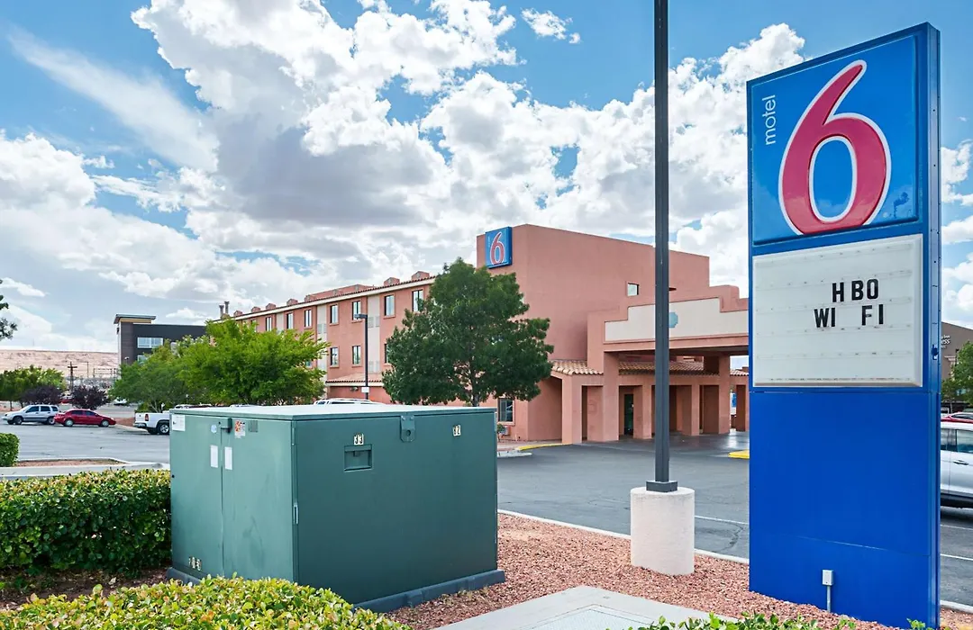 Motel 6-Page, Az-1