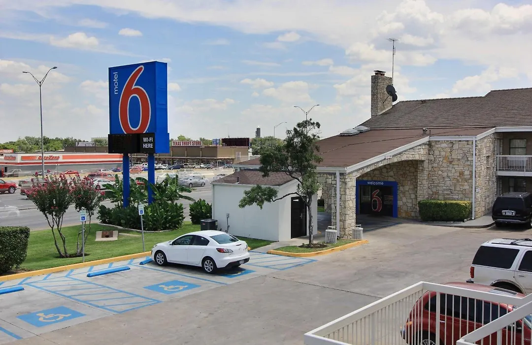 Motel 6 Austin, Tx - Central Downtown Ut-1