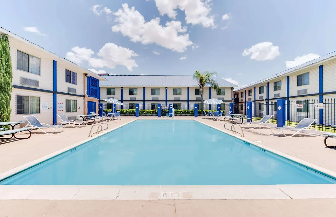 Days Inn & Suites By Wyndham Laredo-1