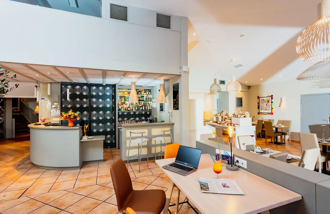 Brit Hotel Confort Nîmes Ouest - A9 sortie 25 - Pdj dès 5h30 - Parking PV - Terrasse&jardin - Pet friendly - Séminaire - Accueil groupe-1