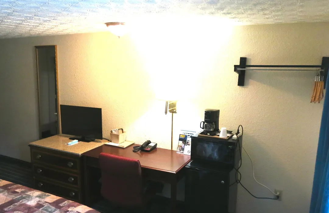 Budget Host Airport Inn-1