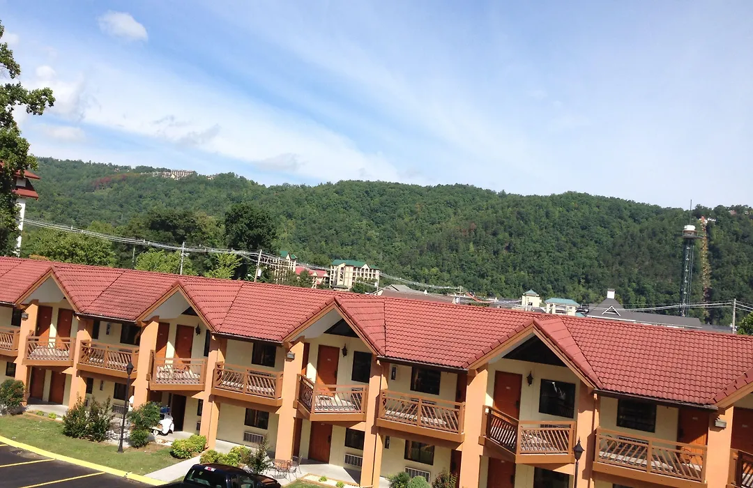 Super 8 By Wyndham Downtown Gatlinburg At Convention Center-1
