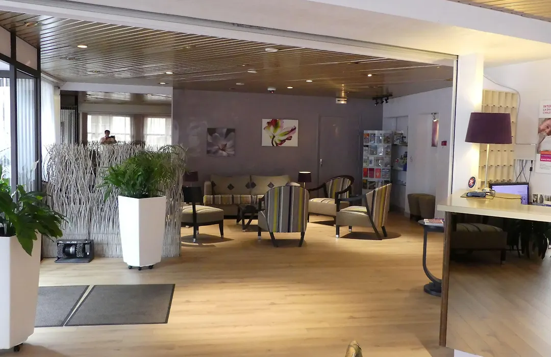 Hôtel de l'Orme, Akena-1
