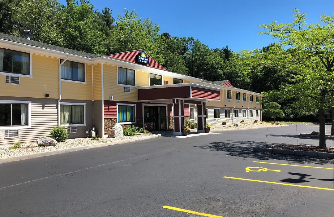 Days Inn & Suites By Wyndham Stevens Point-1