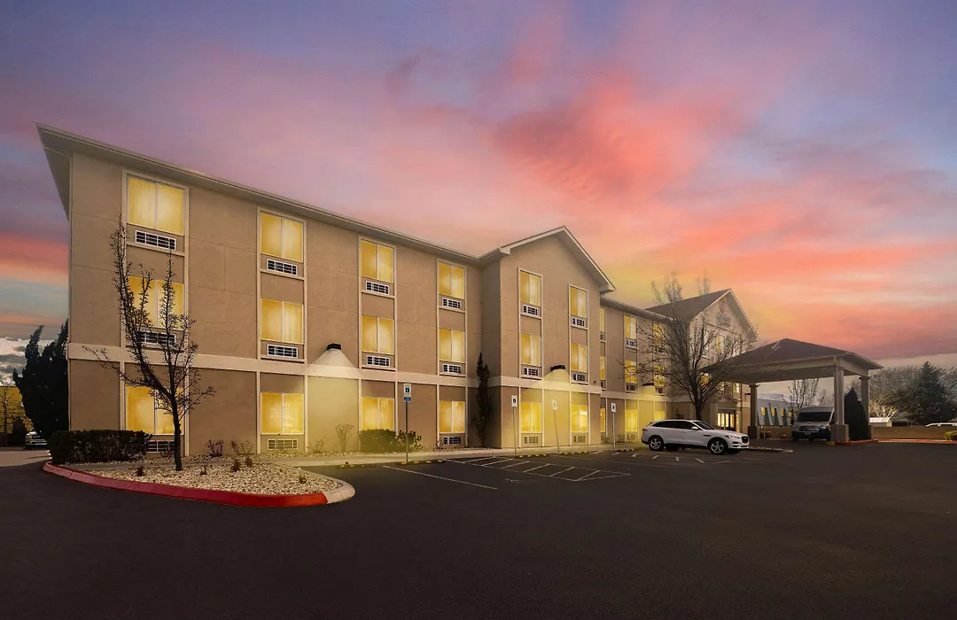 Comfort Inn & Suites Airport Convention Center-1