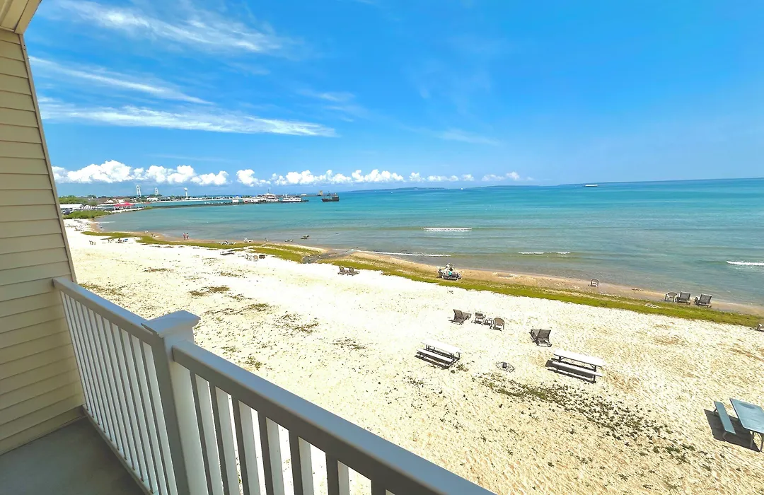 Mackinaw Beach And Bay Inn & Suites-1