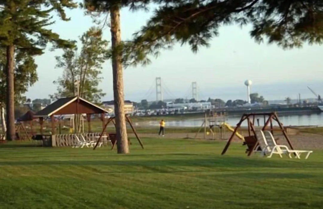 Waterfront Inn Mackinaw City-1