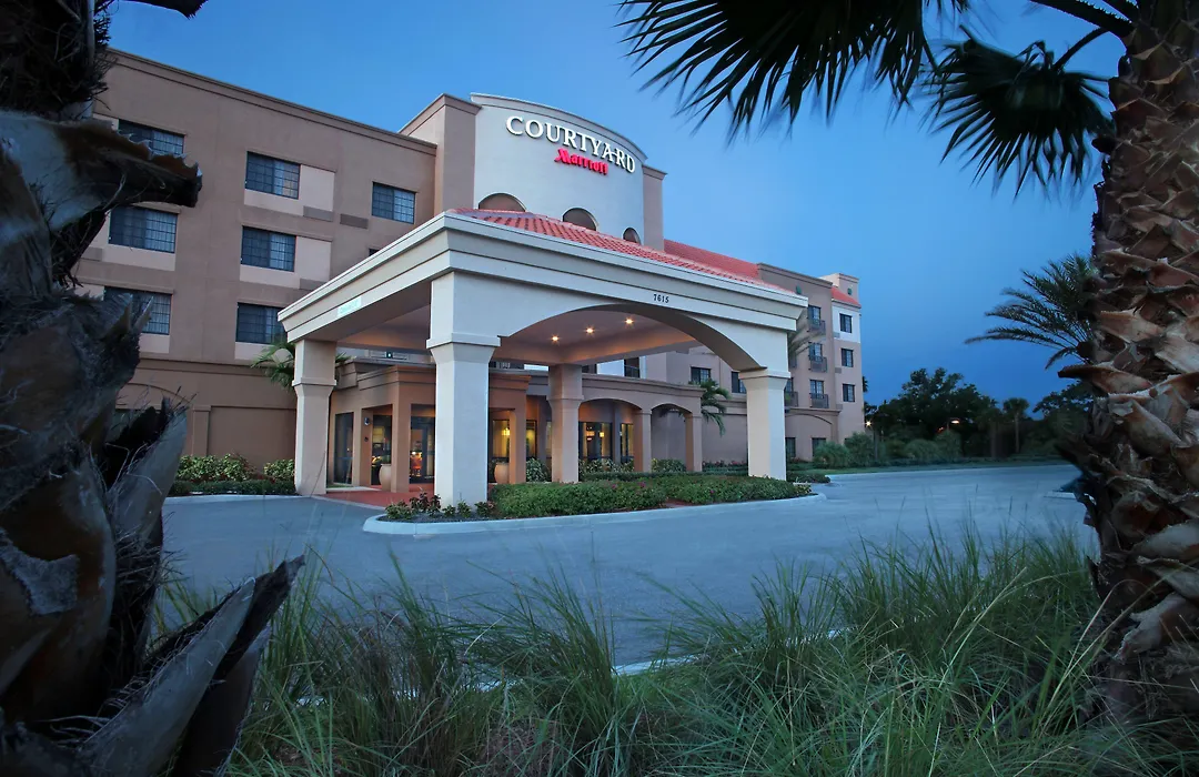 Courtyard By Marriott Stuart-1