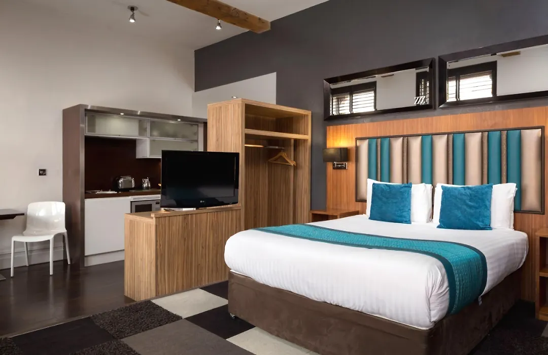 Roomzzz Manchester City-1