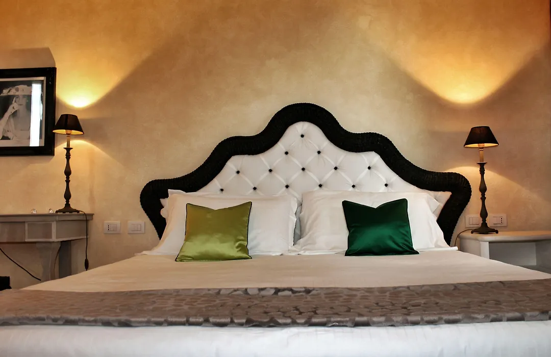Siri Hotel-1