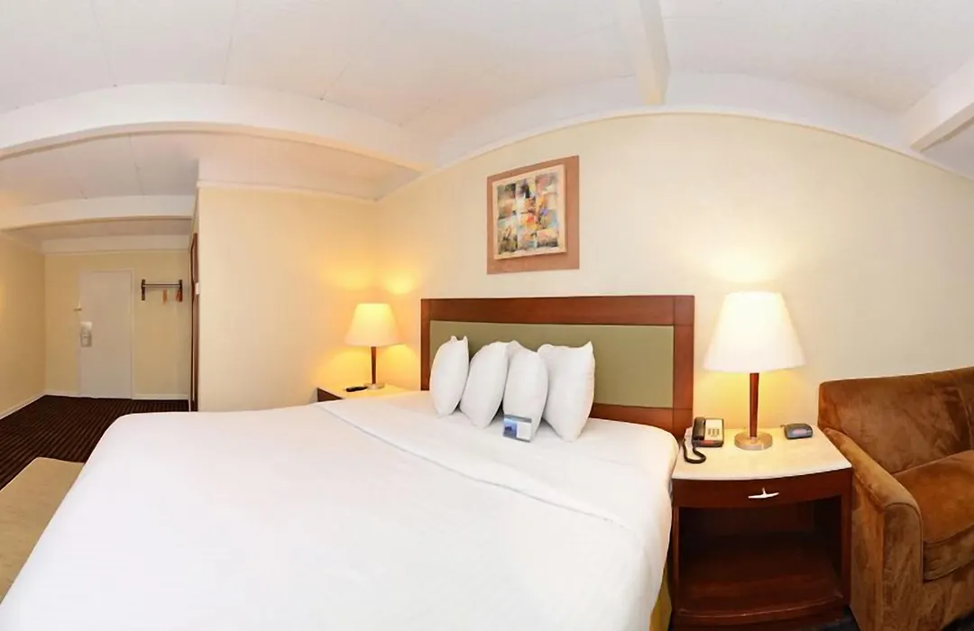 Lexington Inn & Suites-Elgin-1
