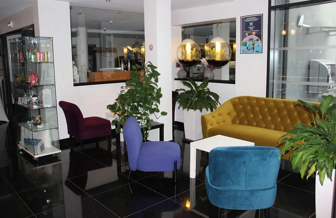 Kyriad Saint Quentin en Yvelines - Montigny-1
