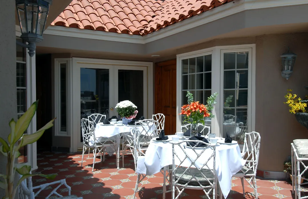 Doryman'S Oceanfront Inn-1