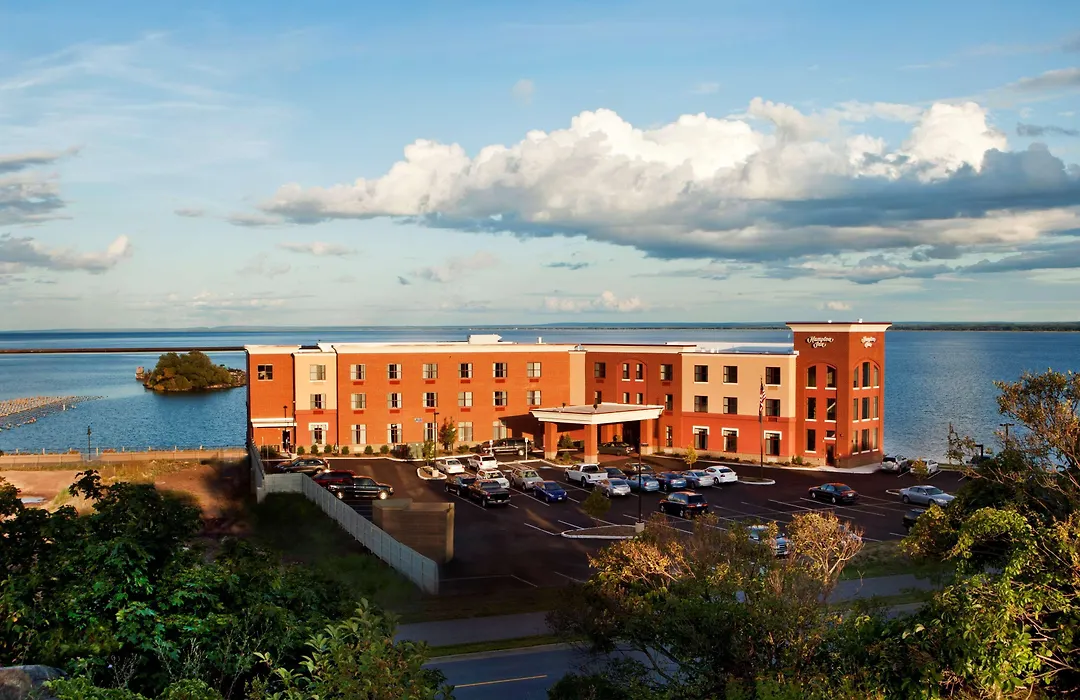 Hampton Inn Marquette-Waterfront-1