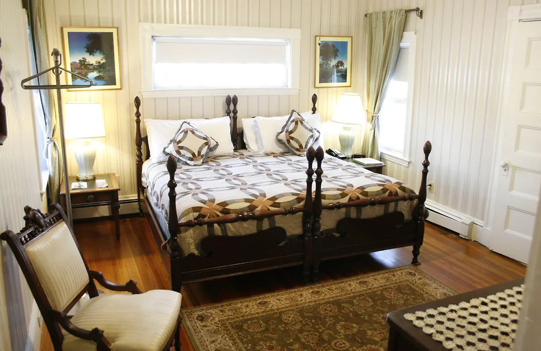 The Coolidge Corner Guest House: A Brookline Bed And Breakfast-1