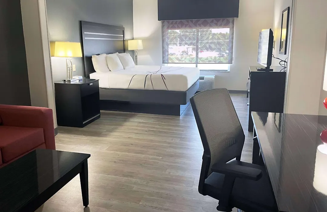 La Quinta Inn & Suites By Wyndham Tulsa Midtown-1