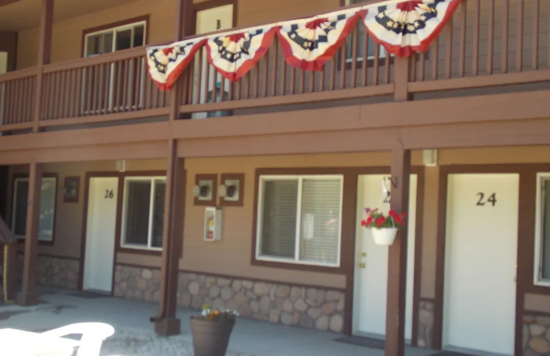 Vintage Lakeside Inn-1