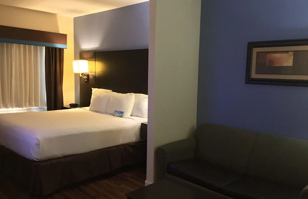 Days Inn & Suites By Wyndham Galveston West/Seawall-1