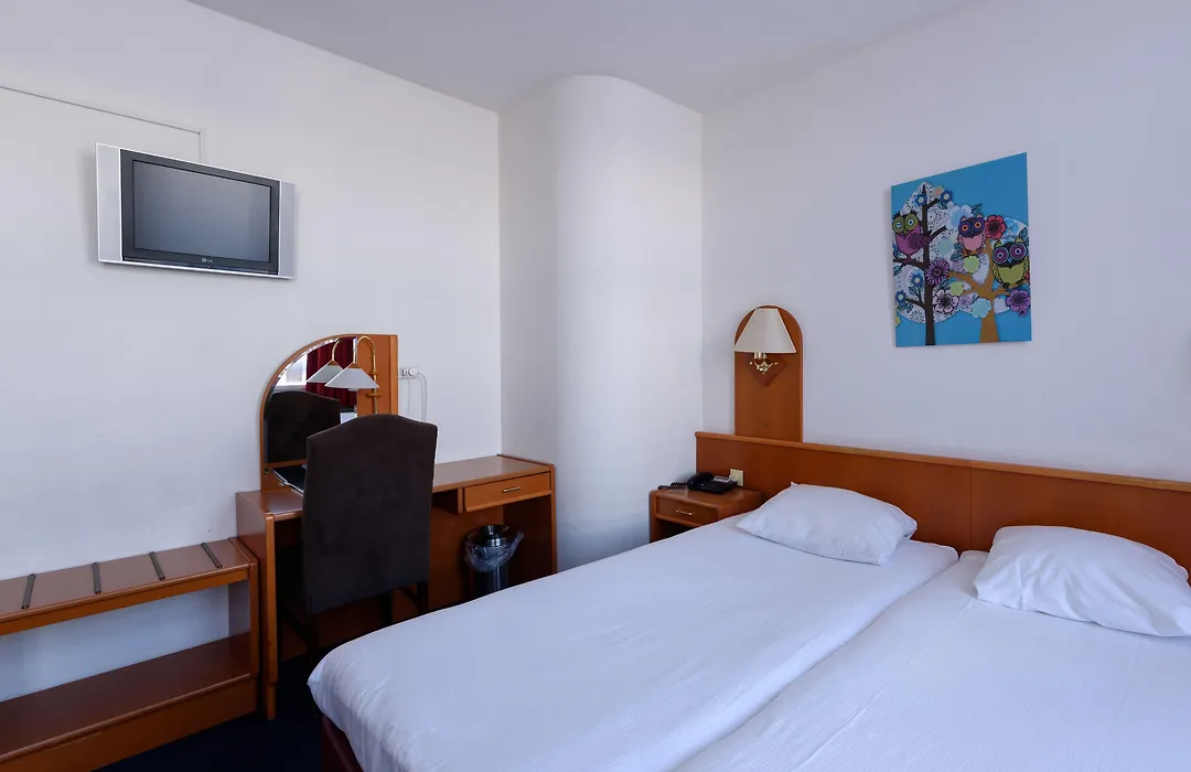 Owl Hotel-1