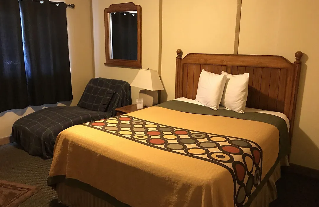 Marinette Inn-1