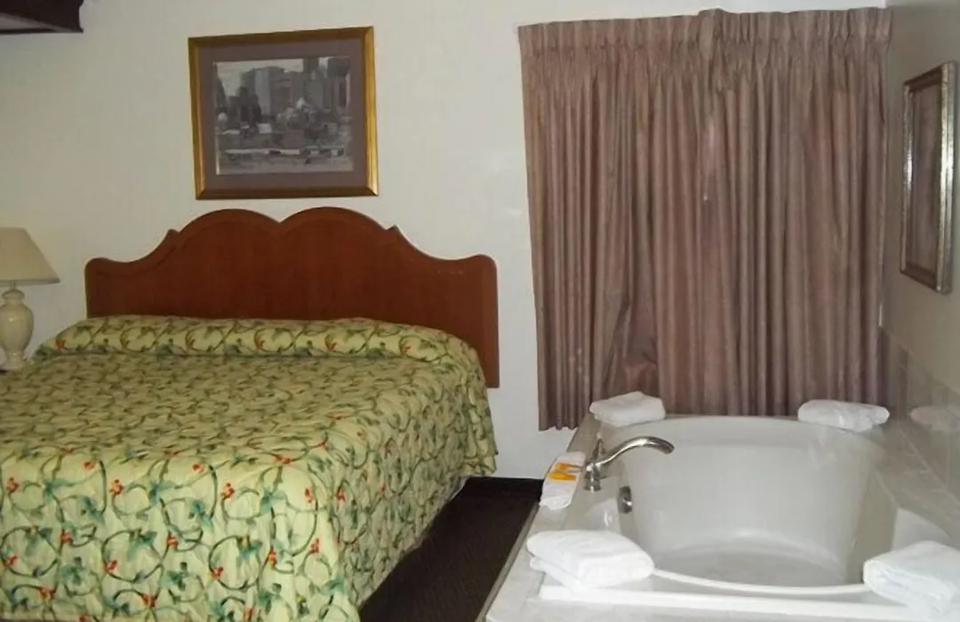 Budget Inn And Suites - Des Moines-1