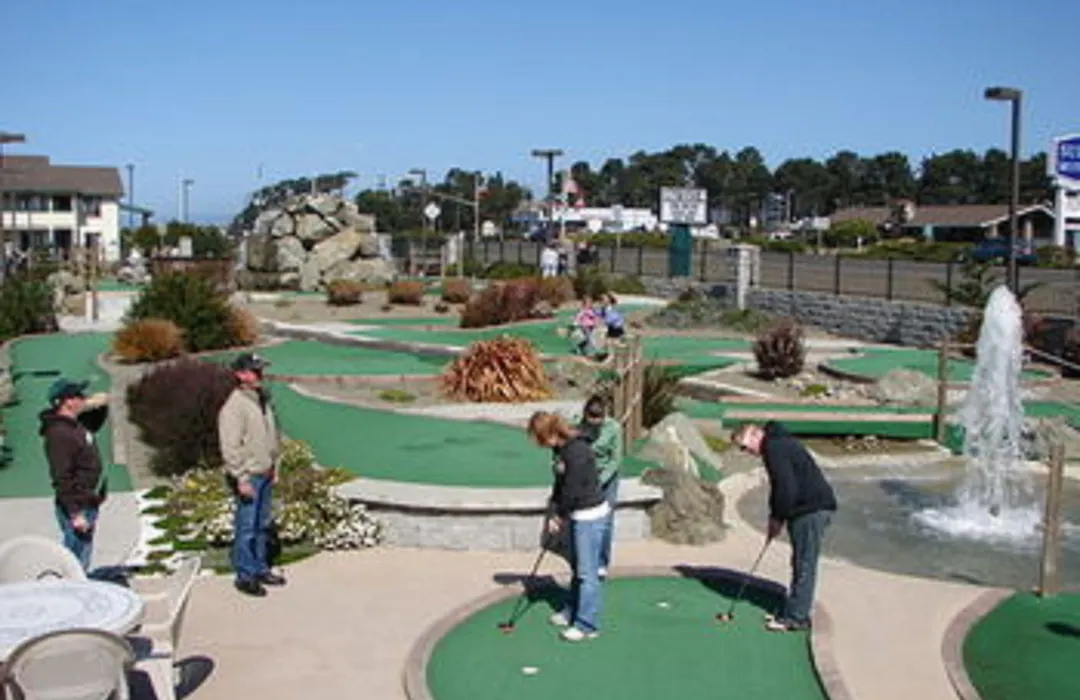 Emerald Dolphin Inn & Mini Golf-1