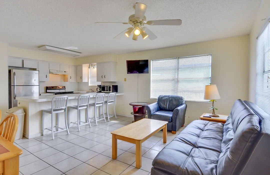 Upper Deck Hotel And Bar - Adults Only-1