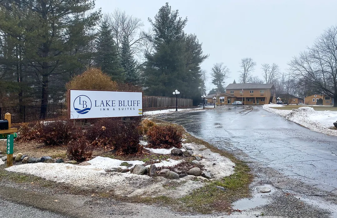 Lake Bluff Inn And Suites-1