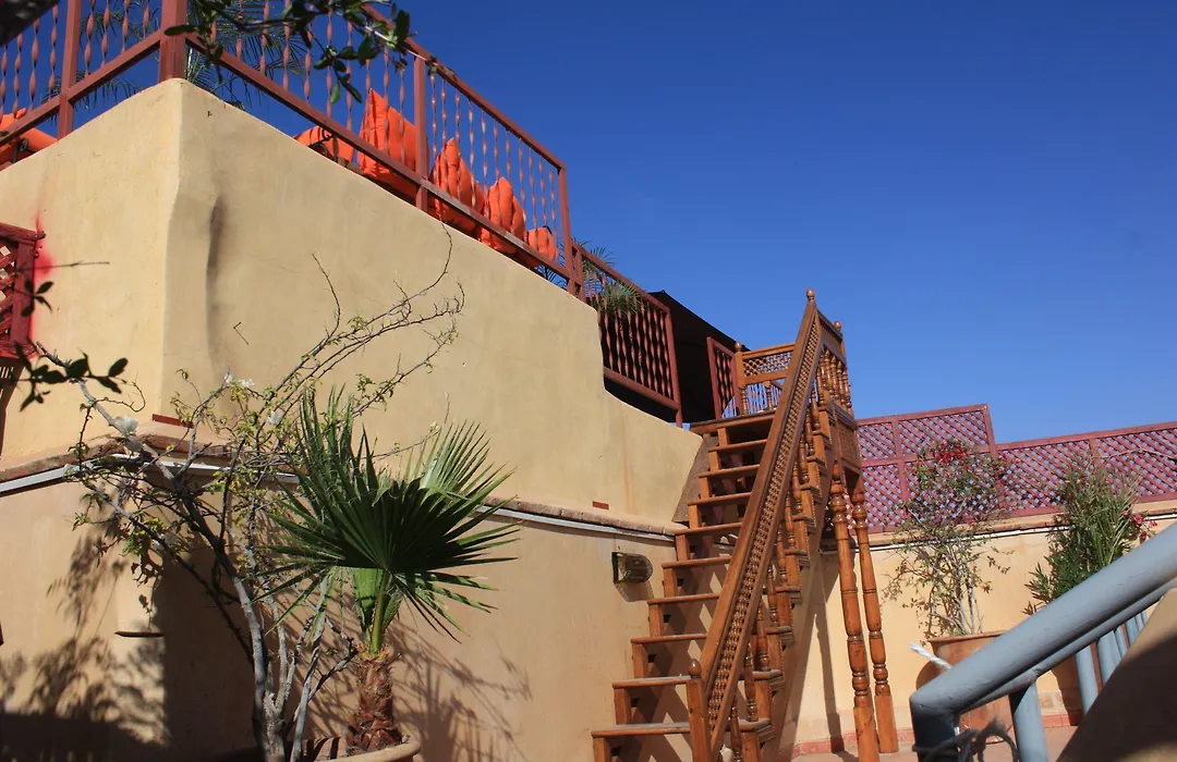 Riad Le J-1