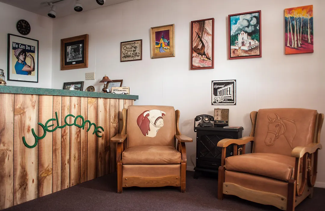 Raton Pass Motor Inn-1