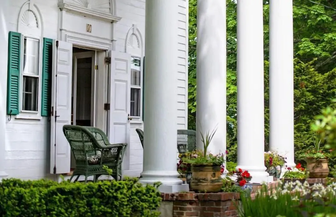 Anne'S White Columns Inn-1