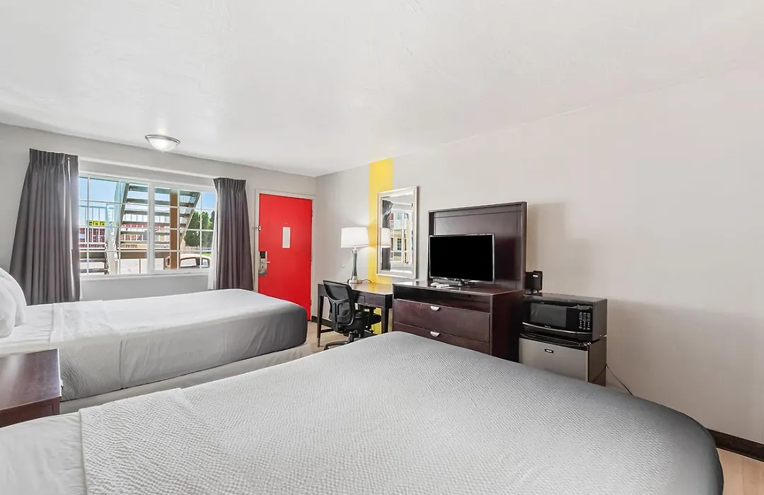 Super 8 By Wyndham Ontario-1