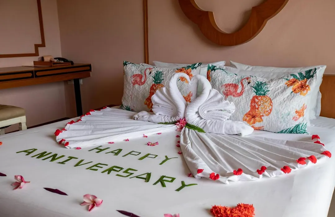 Royal Pineapple Hotel L A Welcome To Wealth And Good Fortune-1