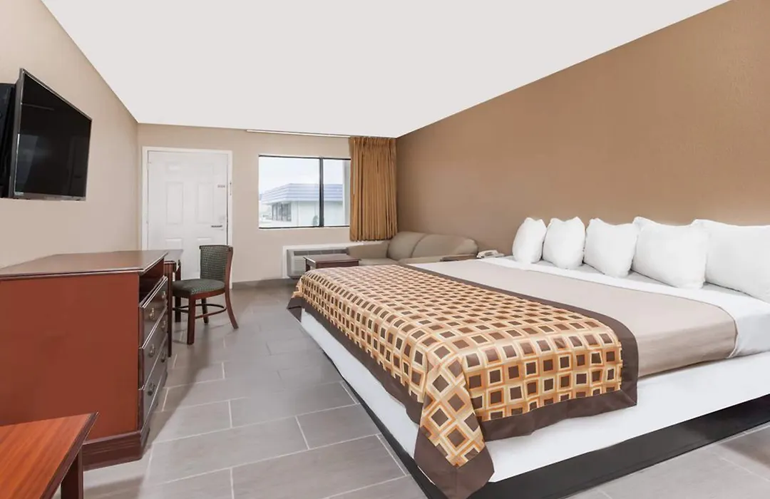 Deluxe Inn Denton-1