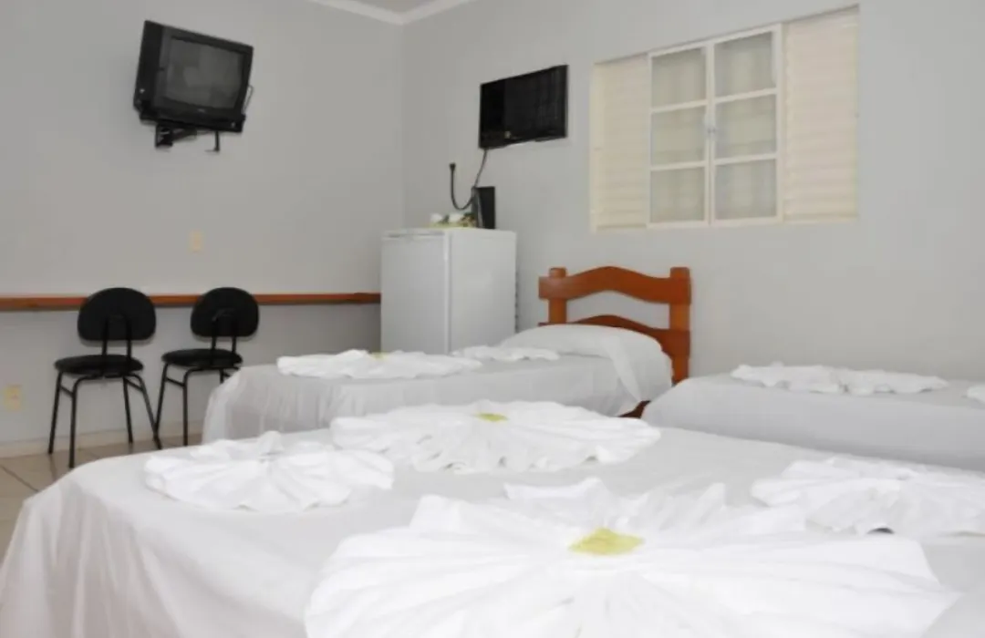Hotel Carolina 2 - próximo a Universidade de Uberaba uniube - ao Aeroporto Fórum De uberaba - hospital Mario Palmeirio ao Hospital São Marcos e hospital Regional-1