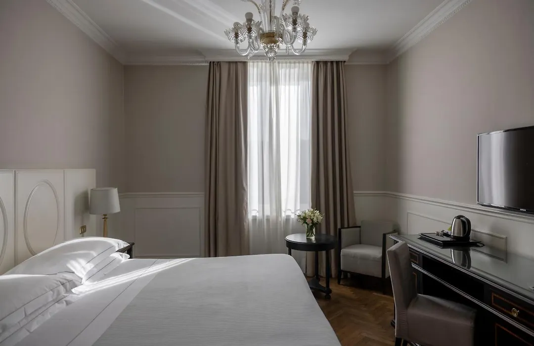 Plaza Hotel Lucchesi-1