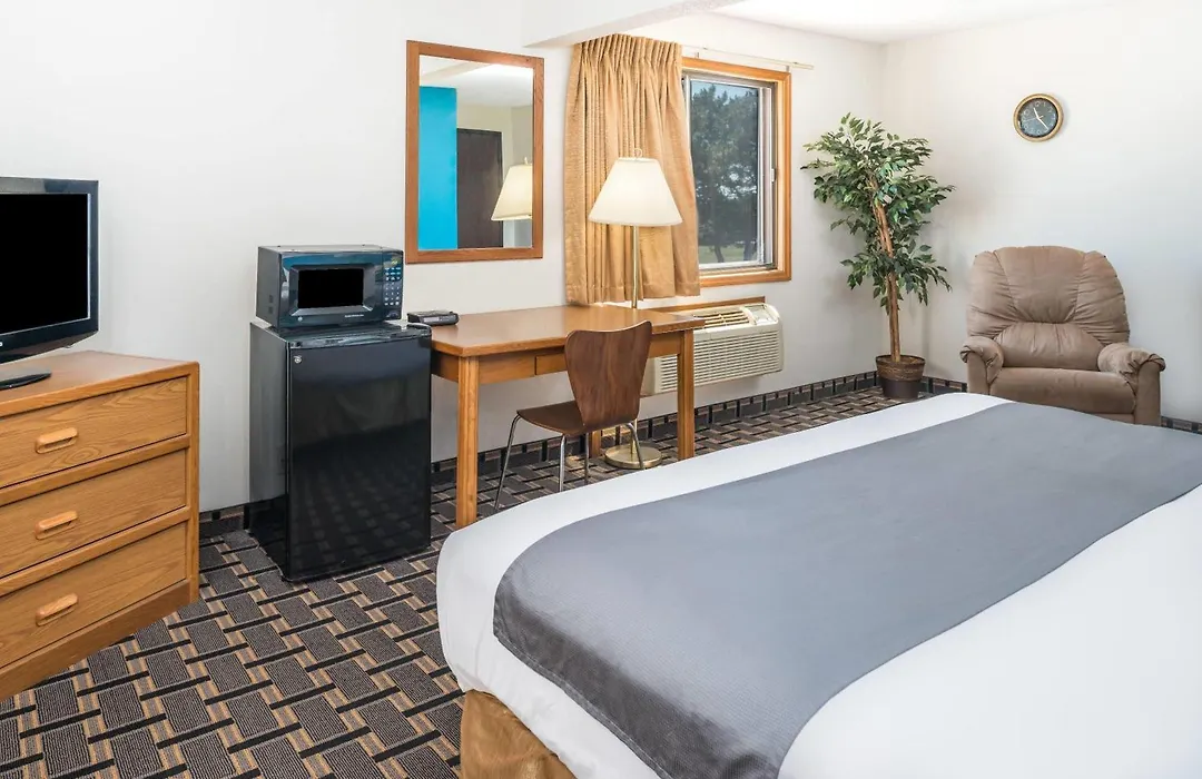 Super 8 By Wyndham Lincoln West-1
